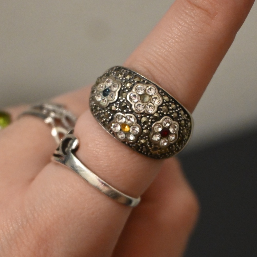 Silver ring with flower gems